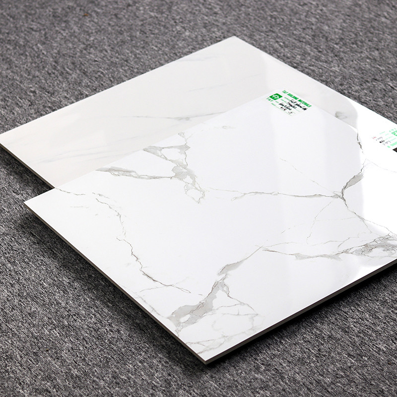 La baldosa 600x600 de la porcelana pulió diseño de mármol blanco superficial esmaltado de la mirada de Carrara