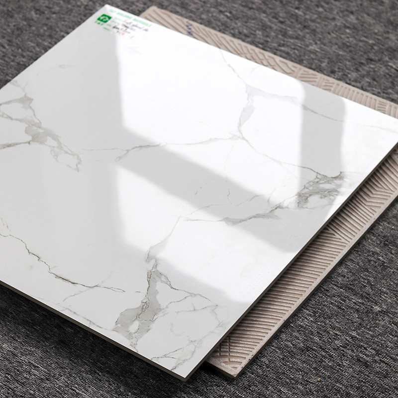 La baldosa 600x600 de la porcelana pulió diseño de mármol blanco superficial esmaltado de la mirada de Carrara