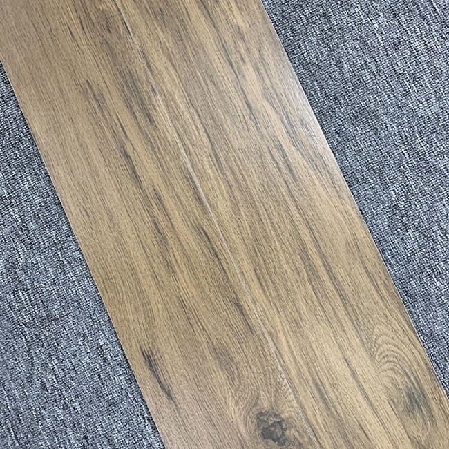 Las baldosas de madera modernas de madera sólidas de imitación del grano del cuerpo completo de la textura no se deslizan