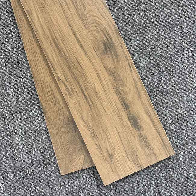 Las baldosas de madera modernas de madera sólidas de imitación del grano del cuerpo completo de la textura no se deslizan
