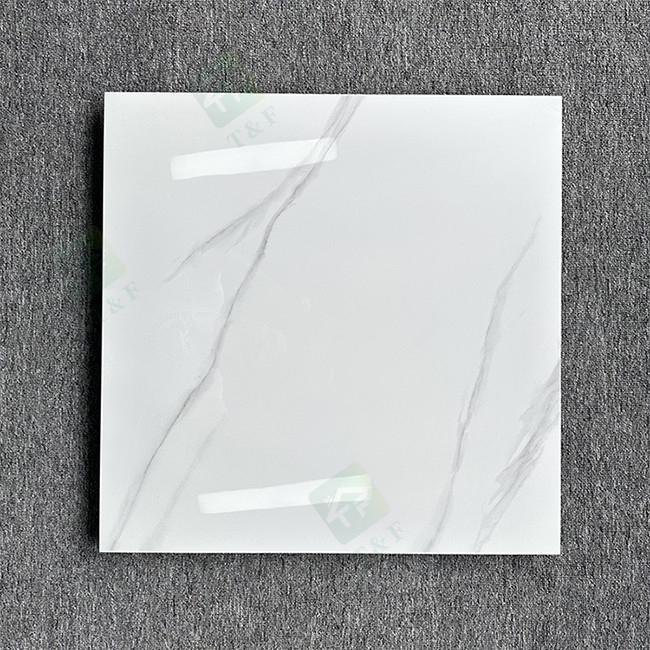 El mármol esmaltado brillante del resbalón anti del hotel teja el desgaste blanco del color del cuerpo completo - resistente