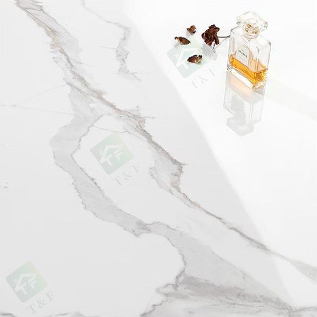 la sala de estar de 600*600m m esmaltó las baldosas cerámicas que el mármol blanco estupendo con la vena de Glod esmaltó pulido