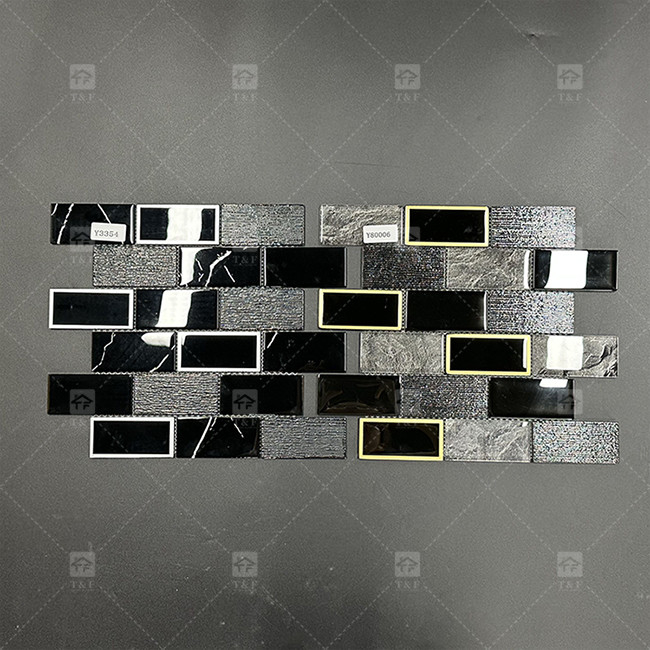 Tijeras de mosaico de vidrio negro de forma de banda larga con bordes metálicos Decoración de paredes de patrones de baño
