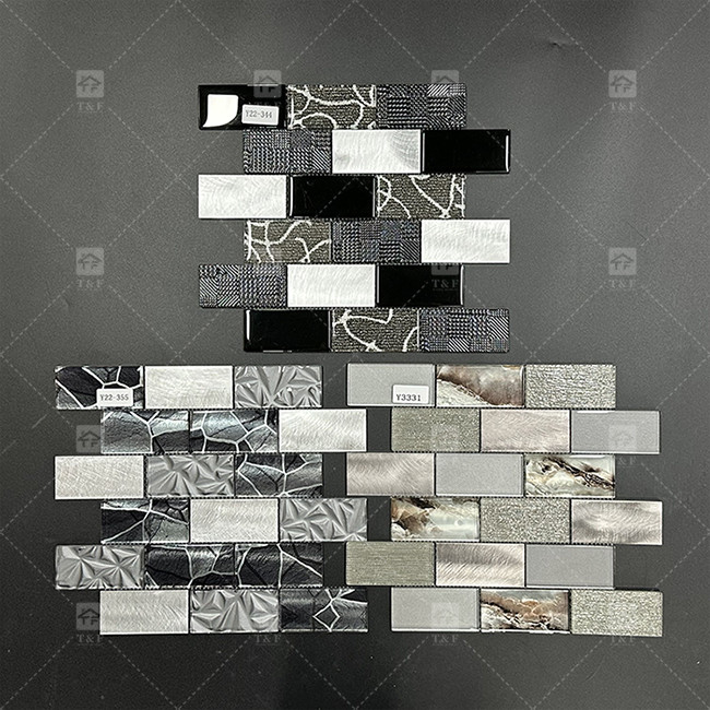 Tijeras de mosaico de vidrio negro de forma de banda larga con bordes metálicos Decoración de paredes de patrones de baño