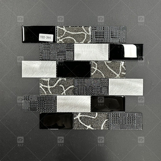 Tijeras de mosaico de vidrio negro de forma de banda larga con bordes metálicos Decoración de paredes de patrones de baño