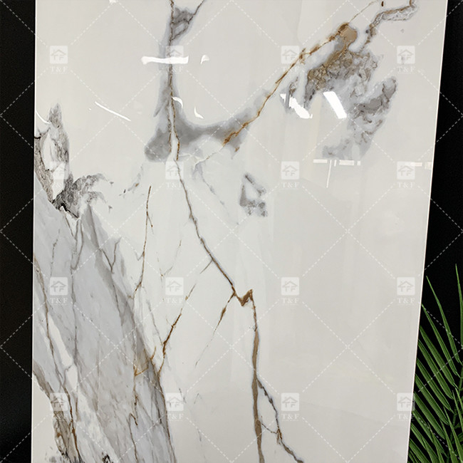 Casa Tiles de mármol dorado blancos brillantes Paredes interiores vitrificadas Venas de oro de cerámica Carara suelo de mármol