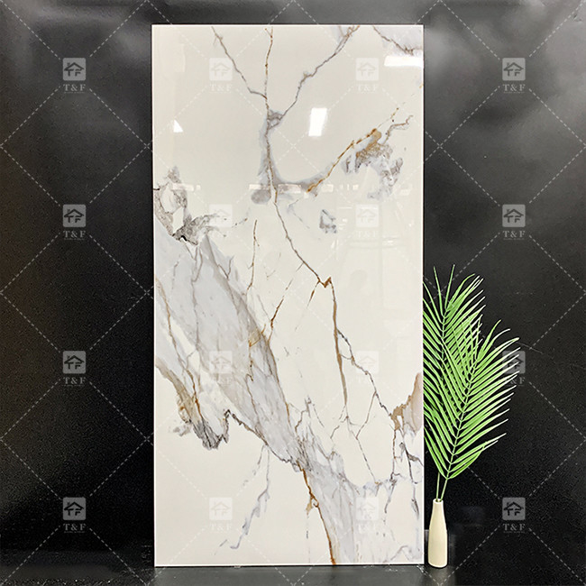 Casa Tiles de mármol dorado blancos brillantes Paredes interiores vitrificadas Venas de oro de cerámica Carara suelo de mármol