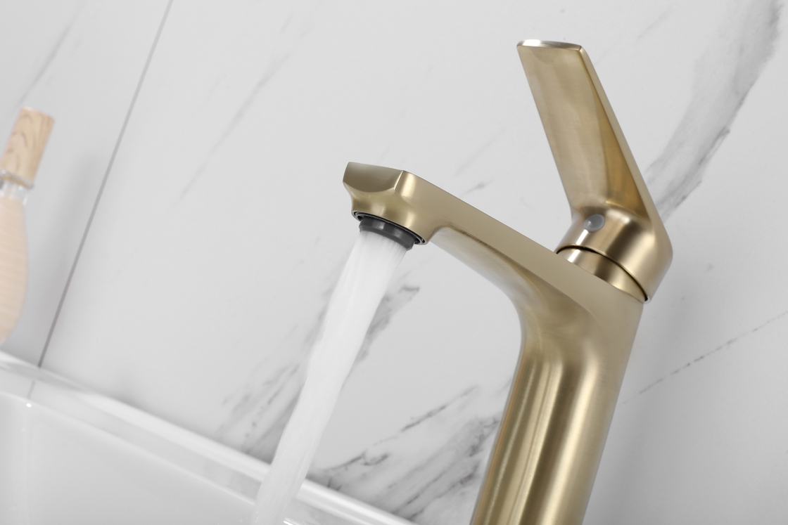 Grifos del lavabo del cuarto de baño del sólido de latón calientes y grifo superficial fresco del mezclador del lavabo de Chrome