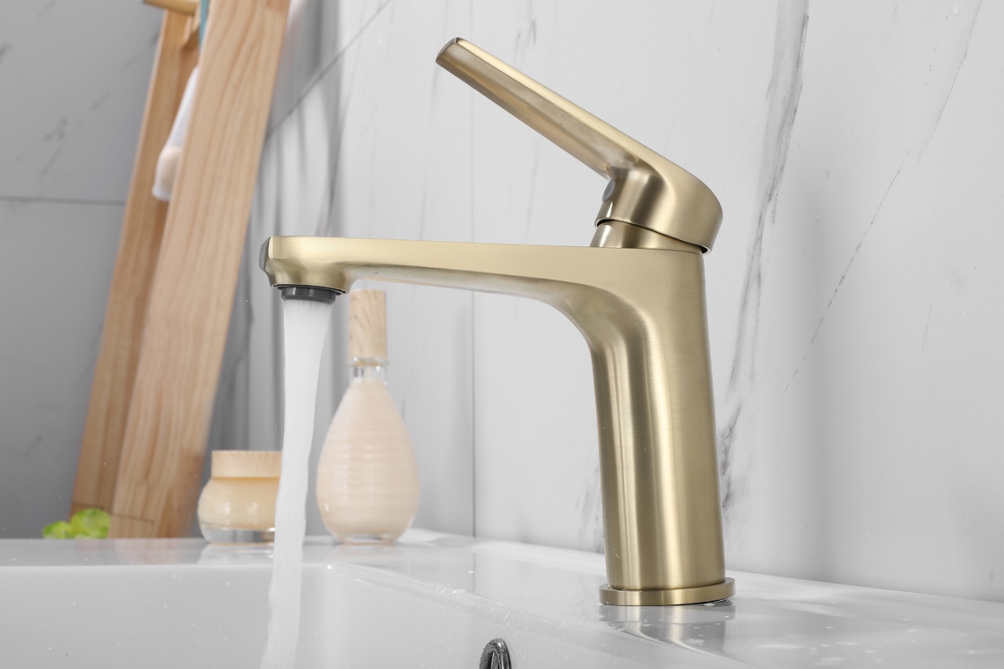 Grifos del lavabo del cuarto de baño del sólido de latón calientes y grifo superficial fresco del mezclador del lavabo de Chrome