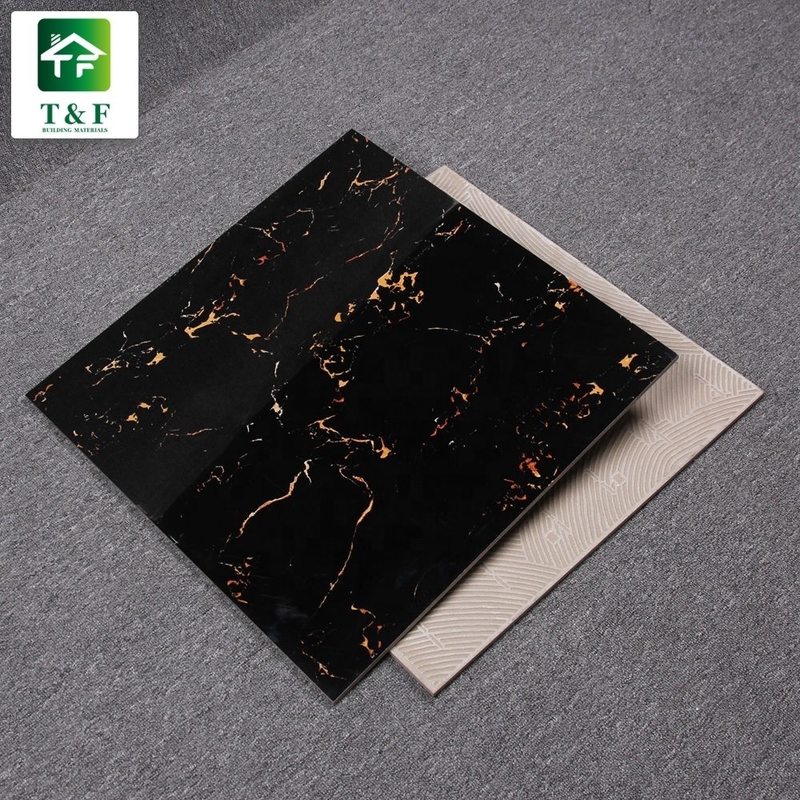 Negro de las baldosas 600x600 de la porcelana y color pulidos esmaltados de la flor del oro